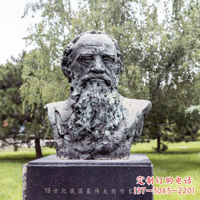 贵阳19世纪俄国最伟大的作家列夫·尼古拉耶维奇·托尔斯泰雕像