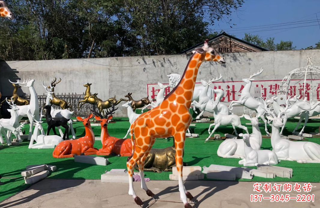 贵阳玻璃钢彩绘长颈鹿雕塑高端园林装饰