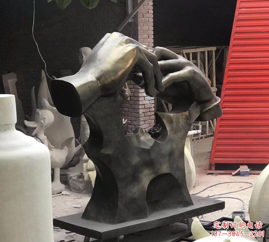 贵阳玻璃钢仿铜戒指雕塑浪漫情感的象征