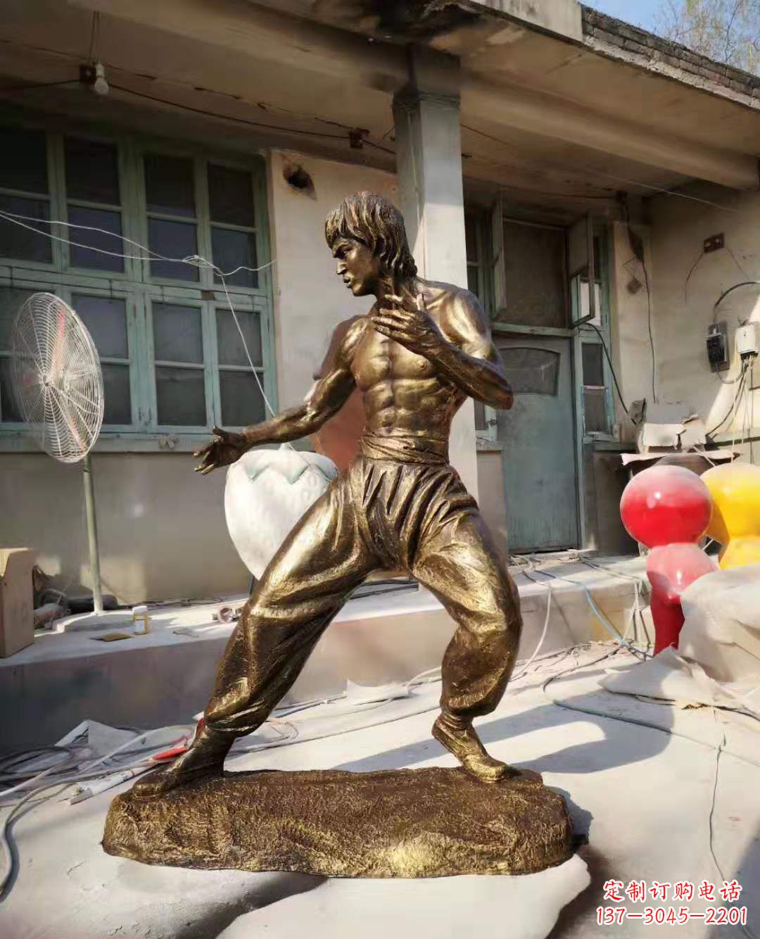 贵阳铜像传奇——李小龙雕塑