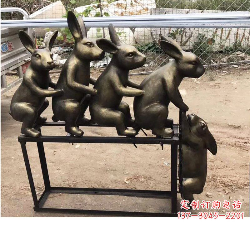 贵阳玻璃钢兔子雕塑仿铜玩耍的兔子