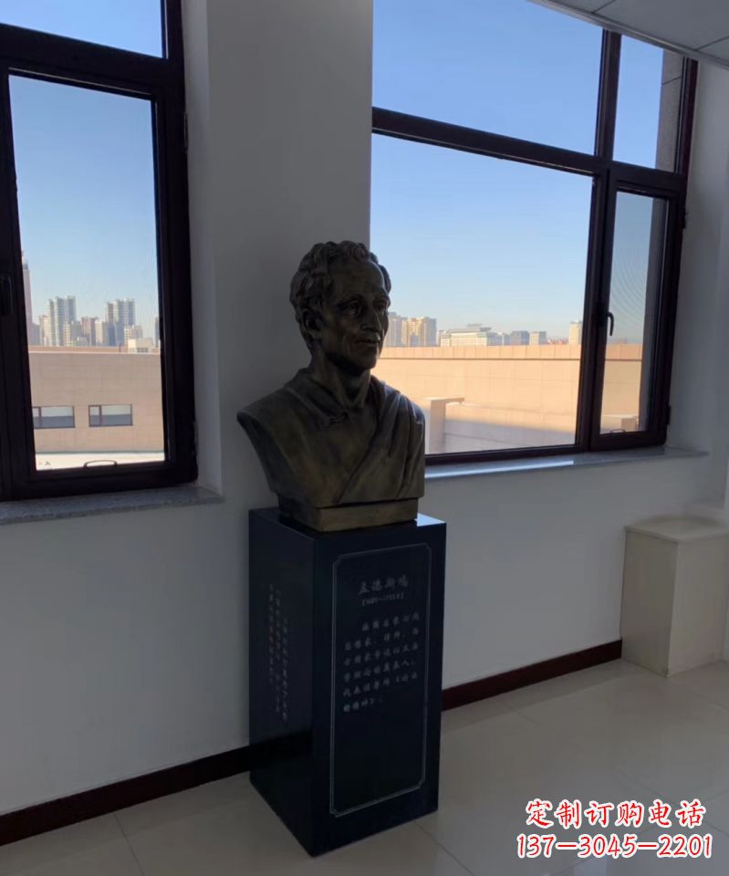 贵阳玻璃钢仿铜的孟德斯鸠头像雕塑