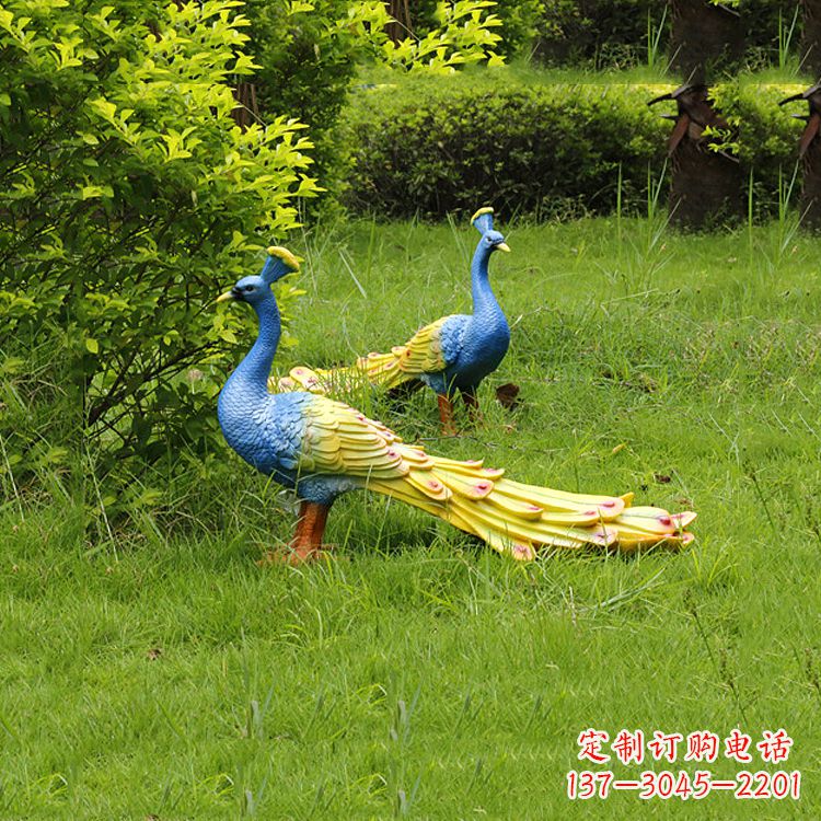 贵阳玻璃钢孔雀雕塑——艺术点缀公园草坪
