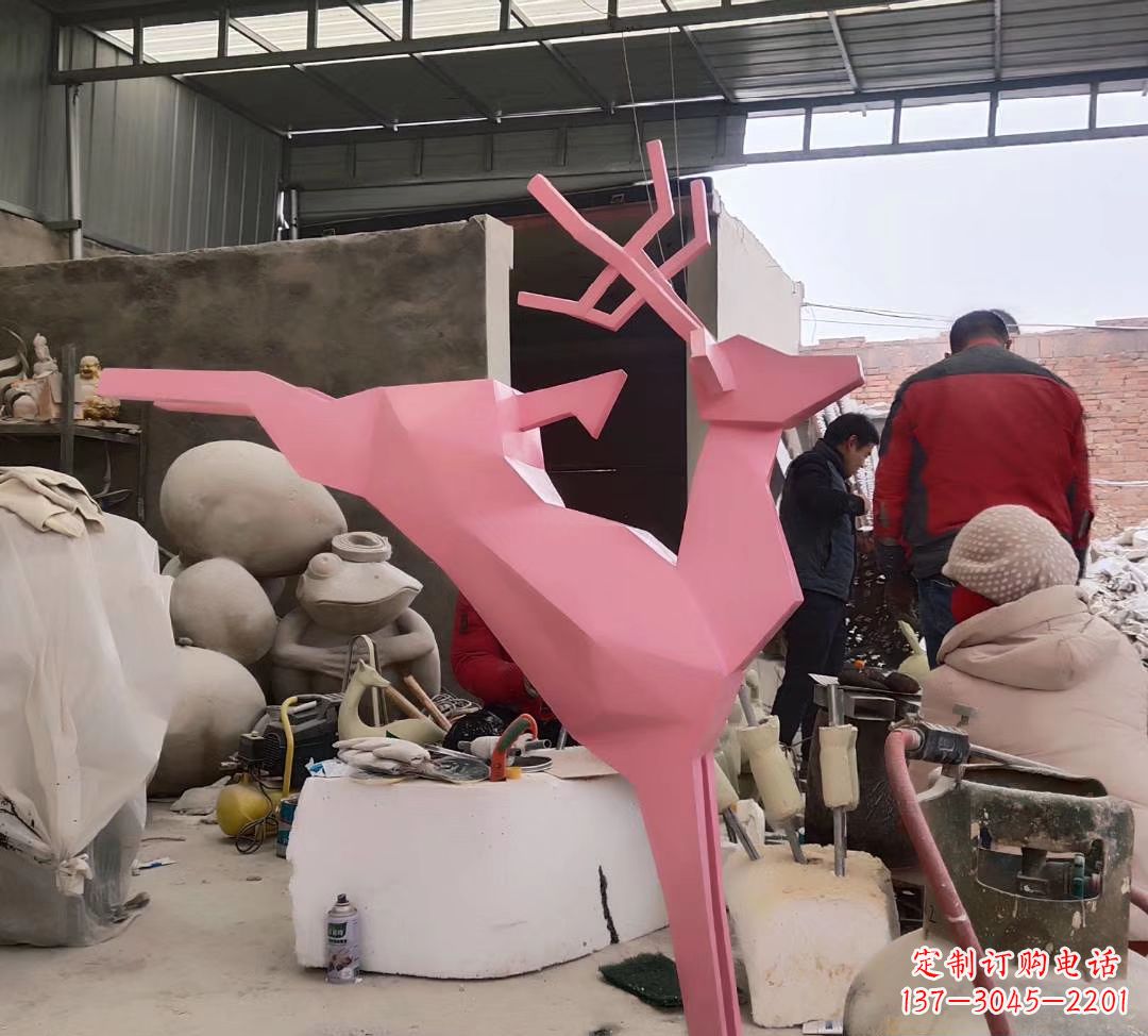贵阳不锈钢彩绘小鹿雕塑艺术与美感的完美结合
