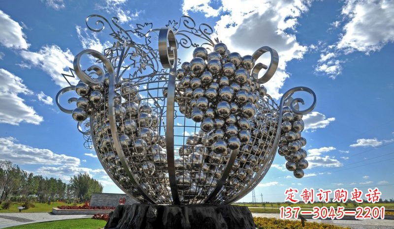 贵阳不锈钢葡萄雕塑——城市的艺术之美