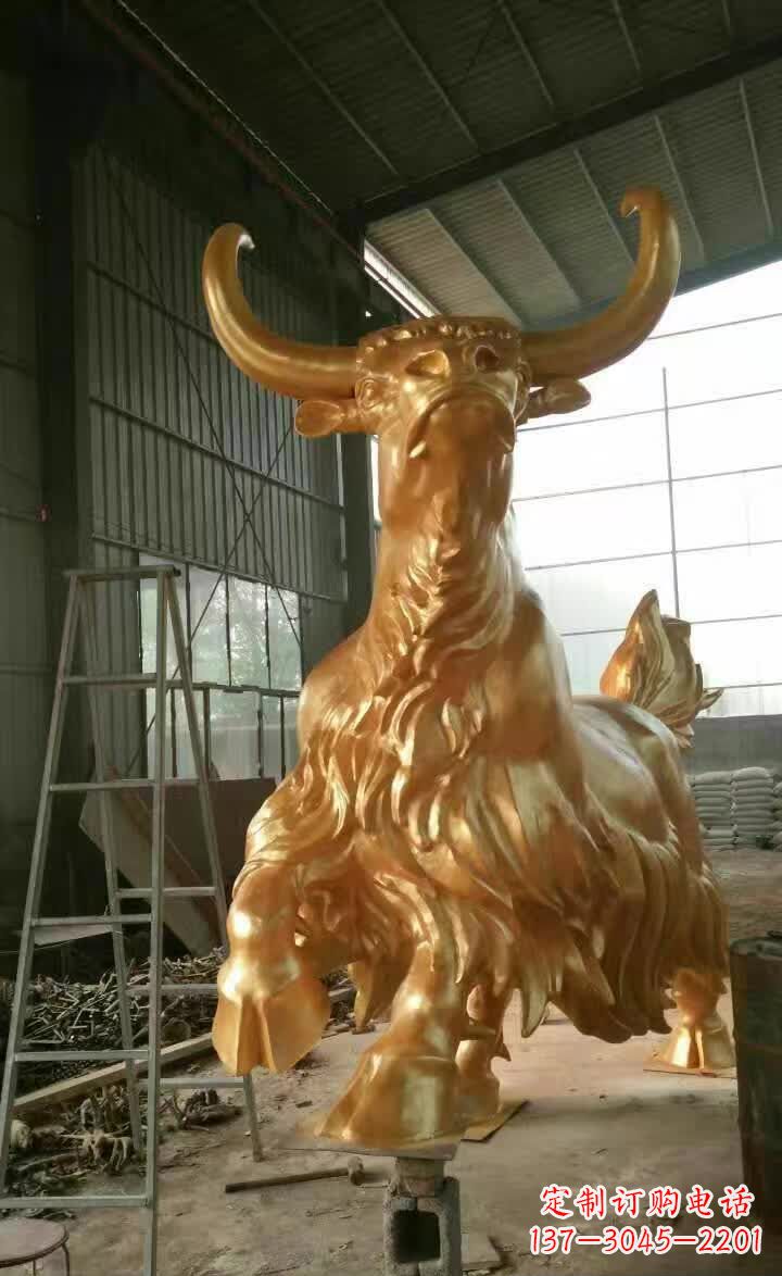 贵阳不锈钢城市的钛金牦牛雕塑