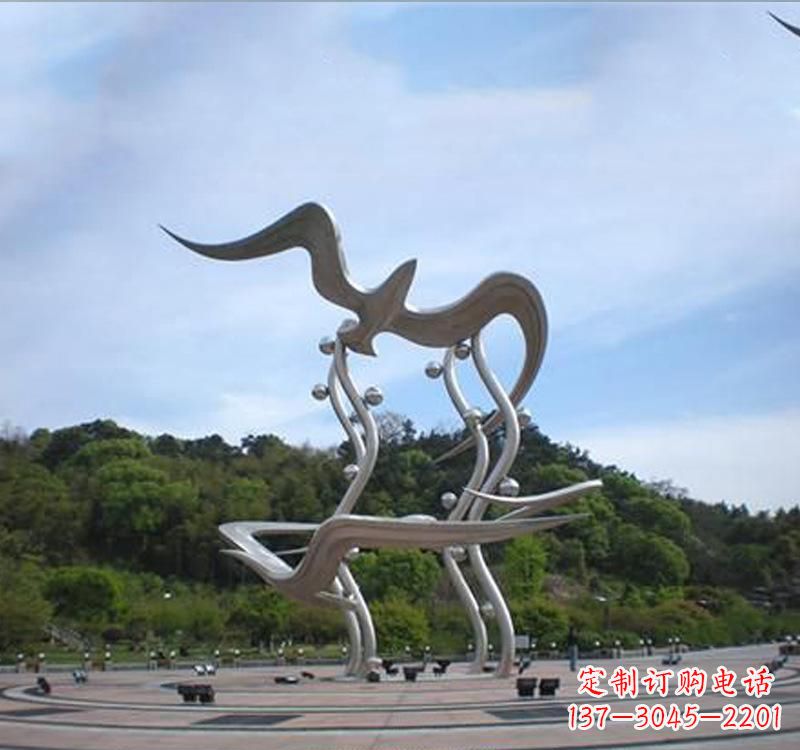 贵阳大雁展翅飞越城市圆环