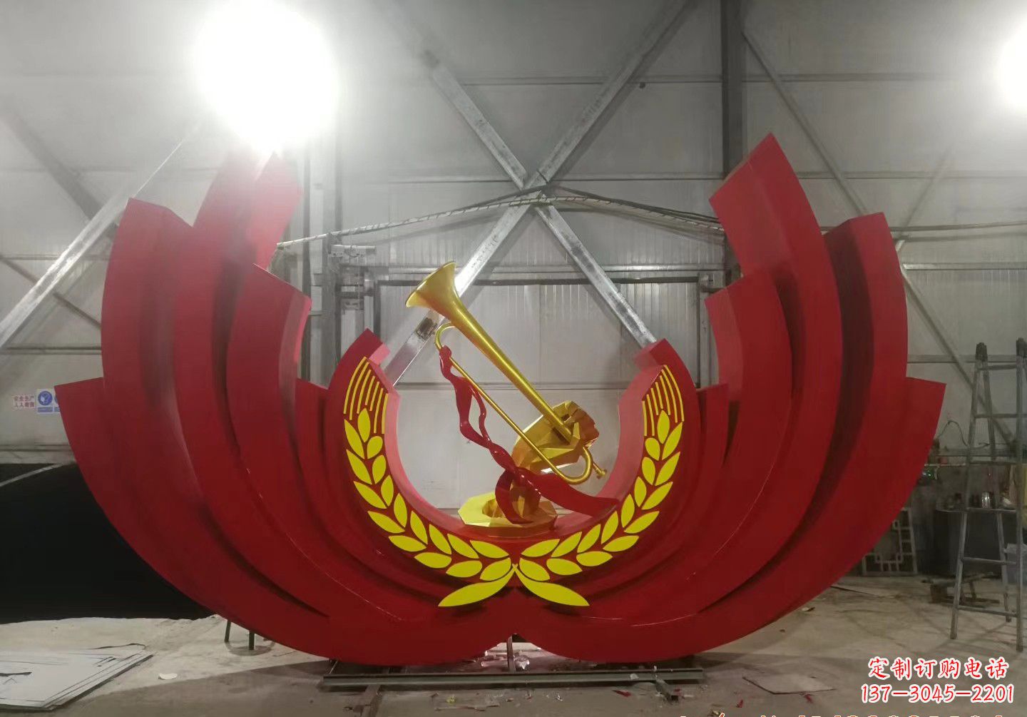 贵阳不锈钢冲锋号雕塑缅怀英雄，祝福未来