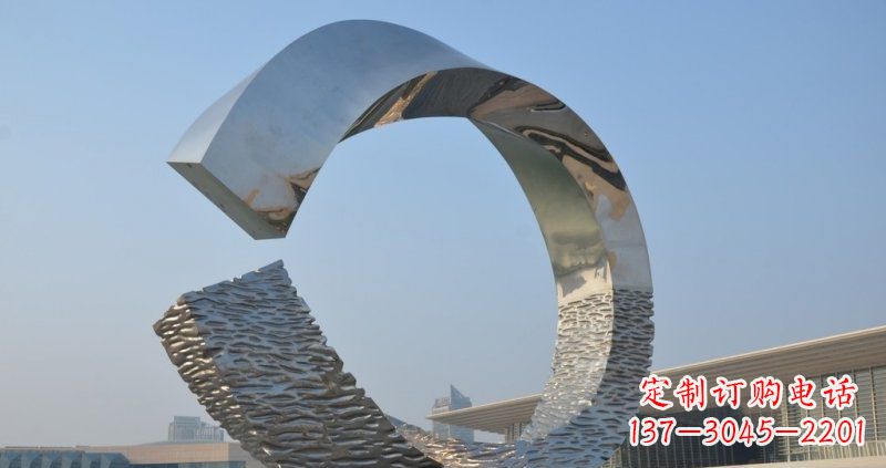 贵阳环绕城市的不锈钢圆环雕塑