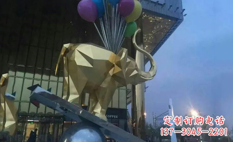 贵阳大象踩高跷——点缀城市景观