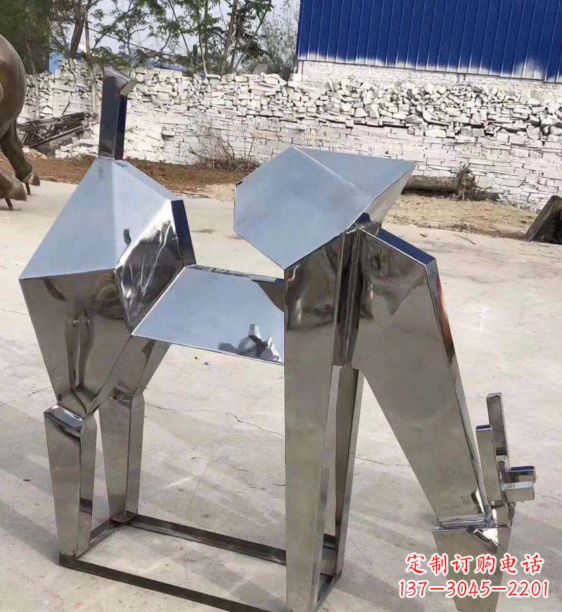 贵阳不锈钢锻造的景观小鹿雕塑