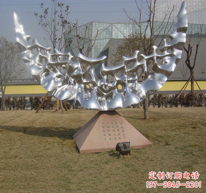 贵阳不锈钢月亮雕塑象征着无尽的美丽