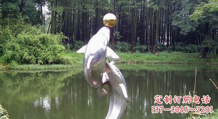 贵阳海豚的传说——不锈钢公园顶部雕塑