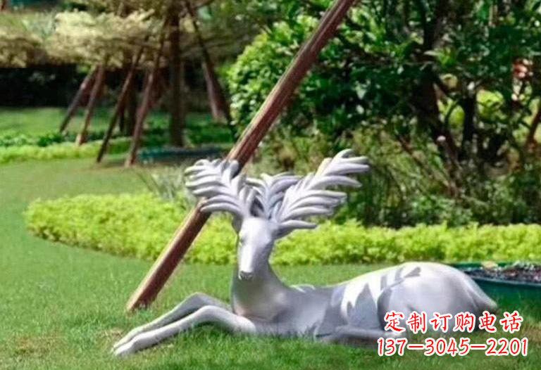 贵阳不锈钢公园大角鹿雕塑精致而美丽