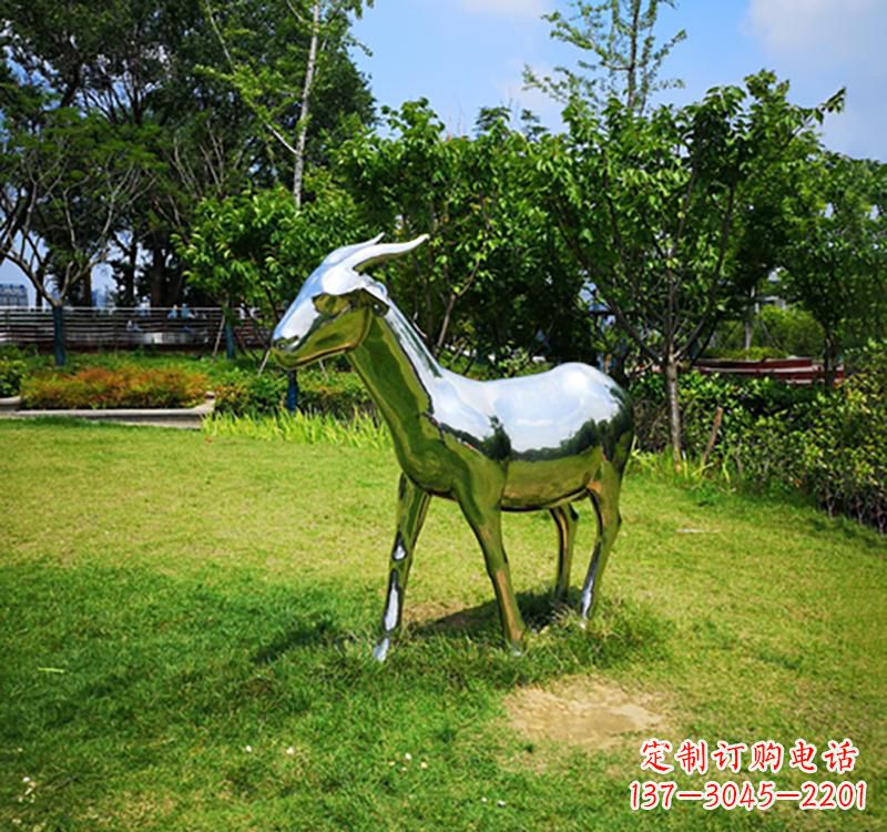 贵阳不锈钢公园动物镜面羊雕塑