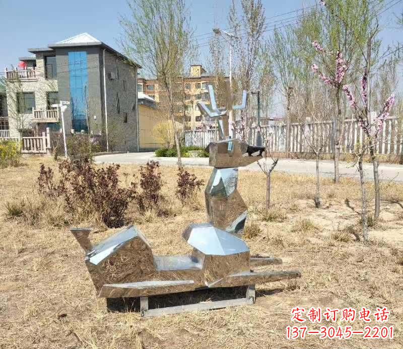 贵阳不锈钢公园小鹿雕塑给公园带来温馨气息
