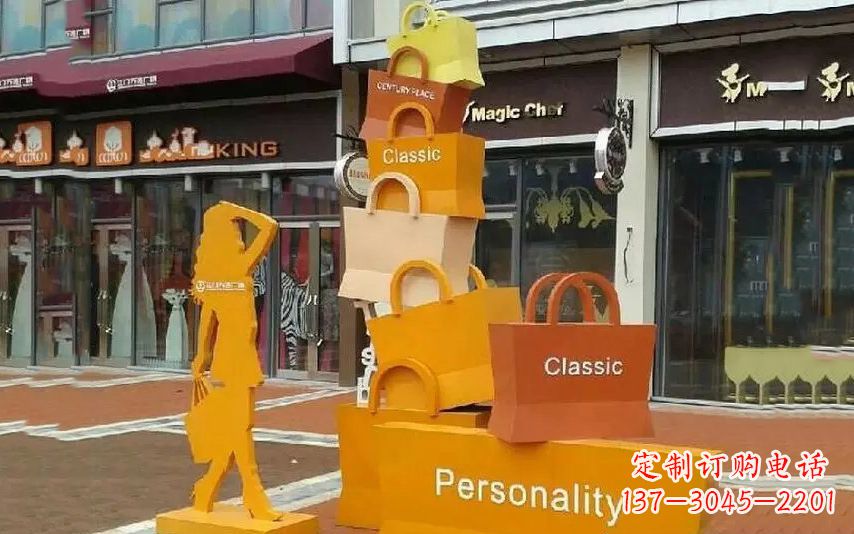 贵阳街头景观购物袋雕塑