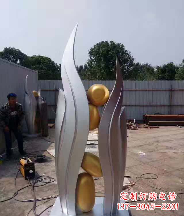 贵阳不锈钢广场翅膀雕塑象征着自由之翼