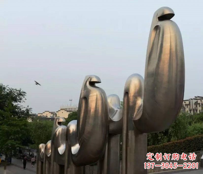 贵阳不锈钢骆驼雕塑给城市增添新魅力