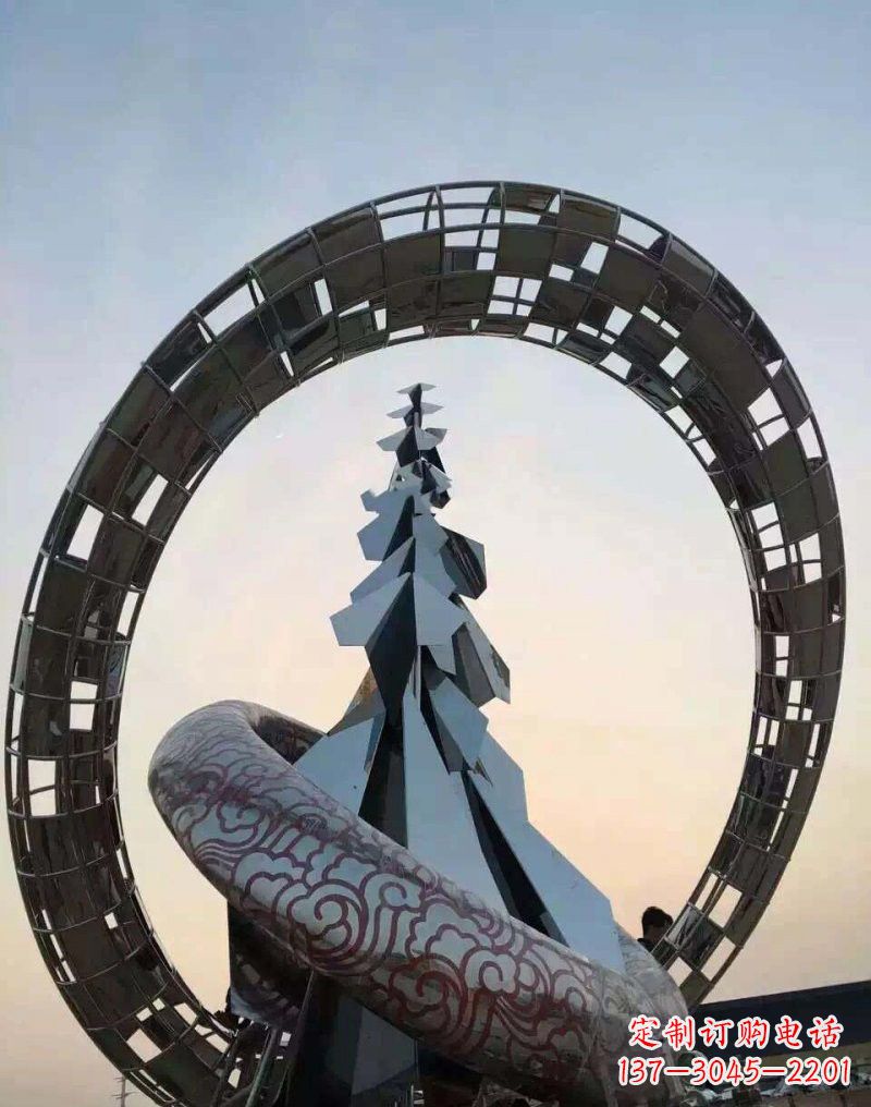 贵阳不锈钢广场抽象祥云和松树雕塑