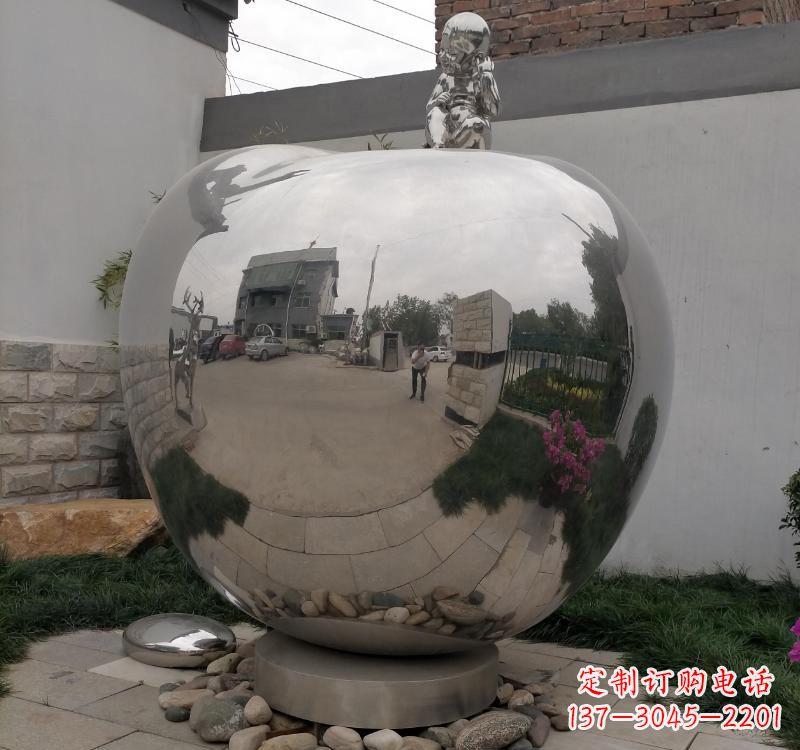 贵阳不锈钢金色苹果雕塑古典与现代的结合