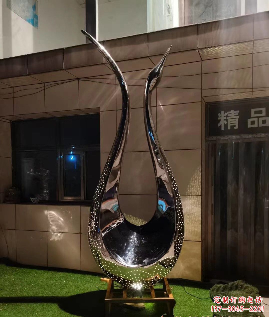 贵阳不锈钢镜面天鹅雕塑——象征着美丽与坚强