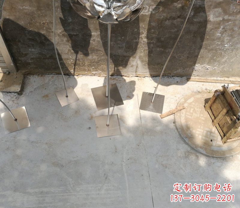 贵阳不锈钢荷叶雕塑给大厅带来精致优雅