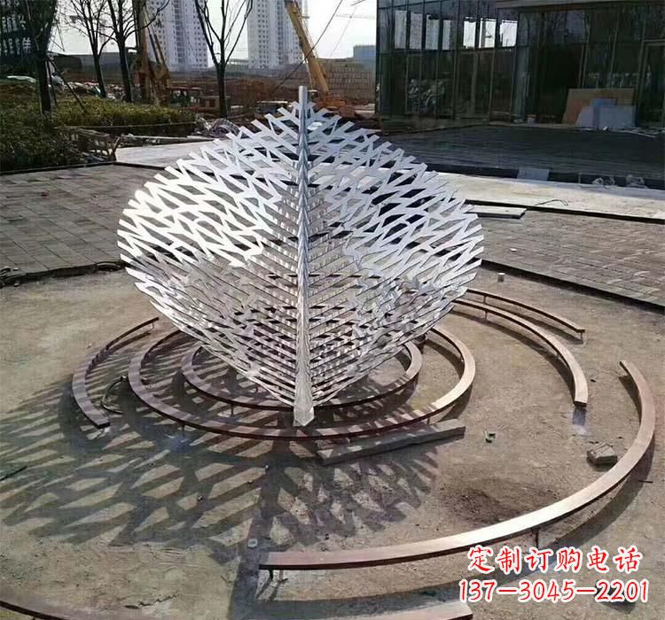 贵阳不锈钢镂空树叶雕塑——给环境带来美丽
