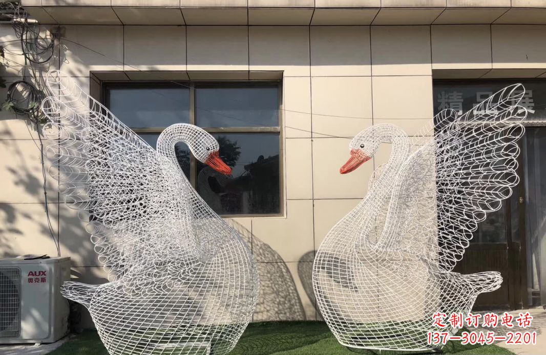 贵阳不锈钢镂空天鹅雕塑象征着美丽的永恒