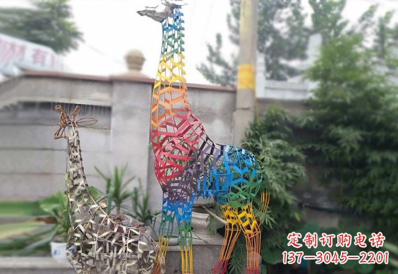 贵阳长颈鹿雕塑优雅而古典的艺术