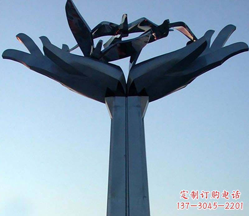 贵阳不锈钢手托鸽子雕塑象征着和平与爱