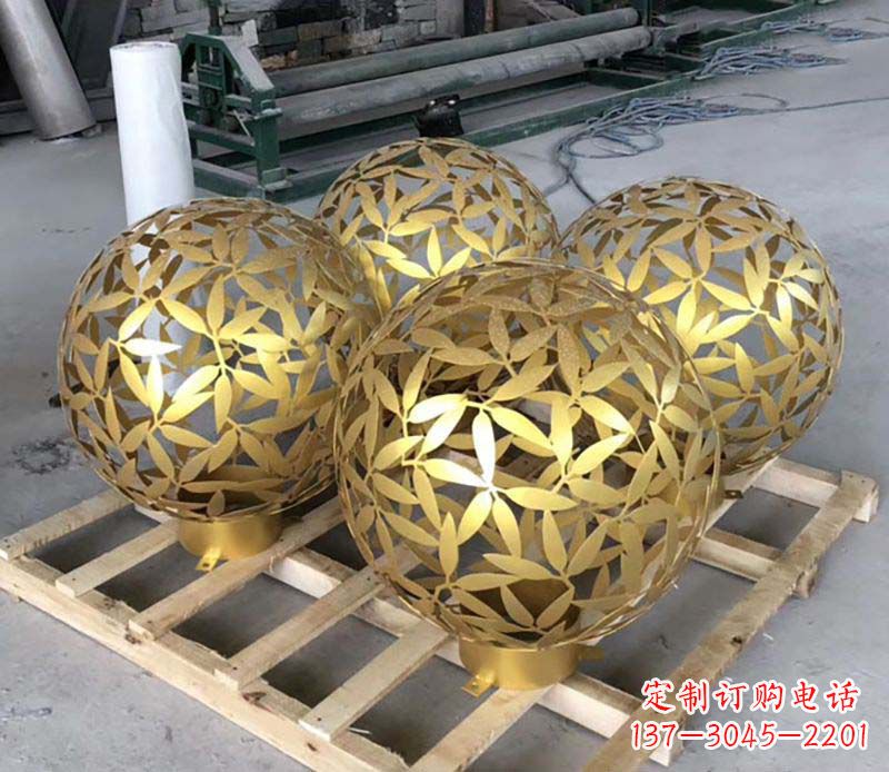 贵阳不锈钢树叶镂空球的美妙景观