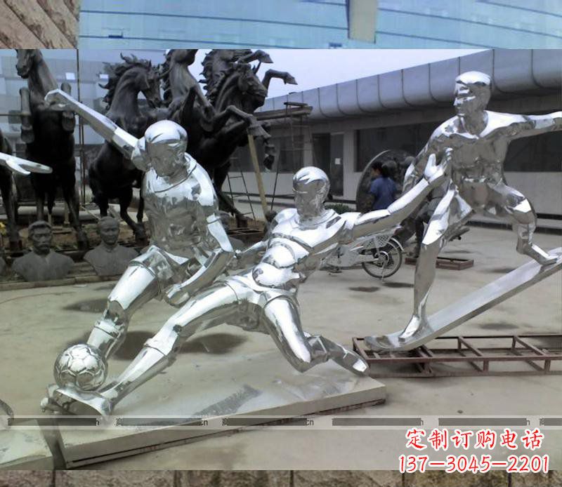 贵阳玩足球的不锈钢雕塑