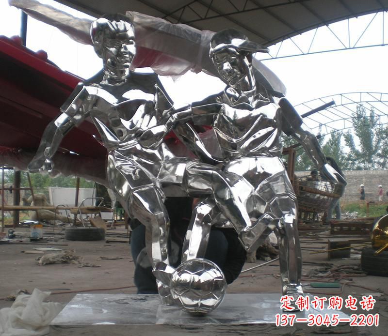 贵阳展现足球精神的不锈钢雕塑