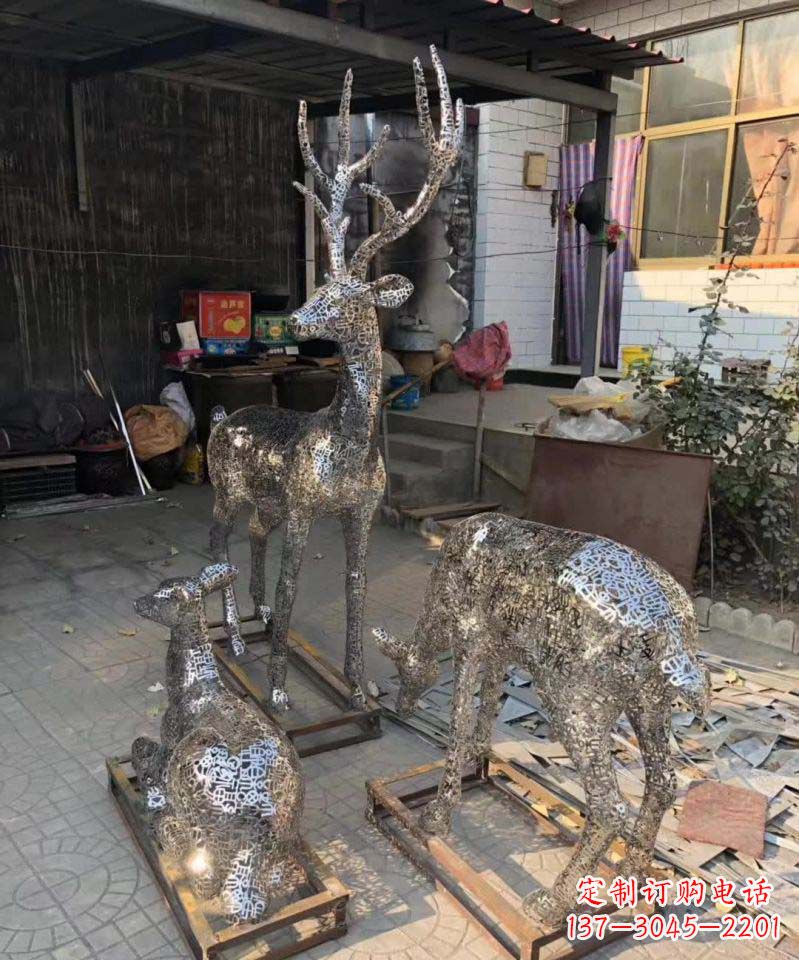 贵阳不锈钢庭院里的梅花鹿雕塑