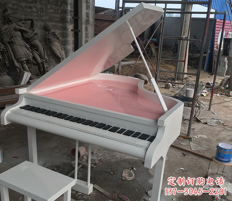 贵阳校园里的钢琴雕塑