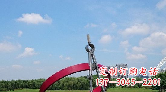 贵阳不锈钢圆规雕塑环绕着美景