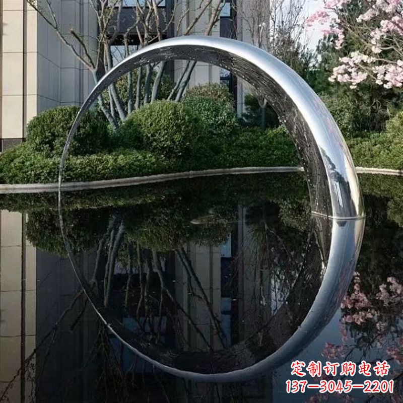 贵阳不锈钢月亮雕塑璀璨照亮夜空