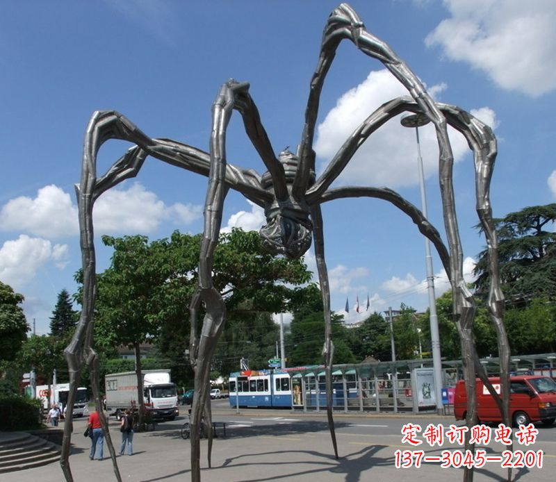 贵阳蜘蛛侠雕塑点缀不锈钢的景观