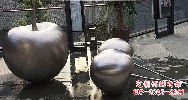 贵阳樱桃雕塑点缀步行街美丽景观