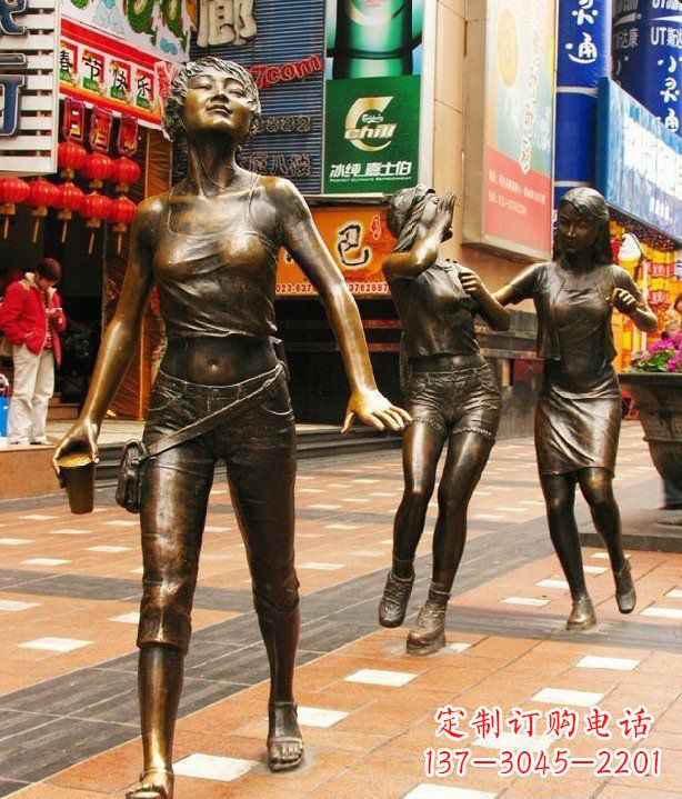 贵阳步行街逛街的女孩以铜雕的形式永久保存
