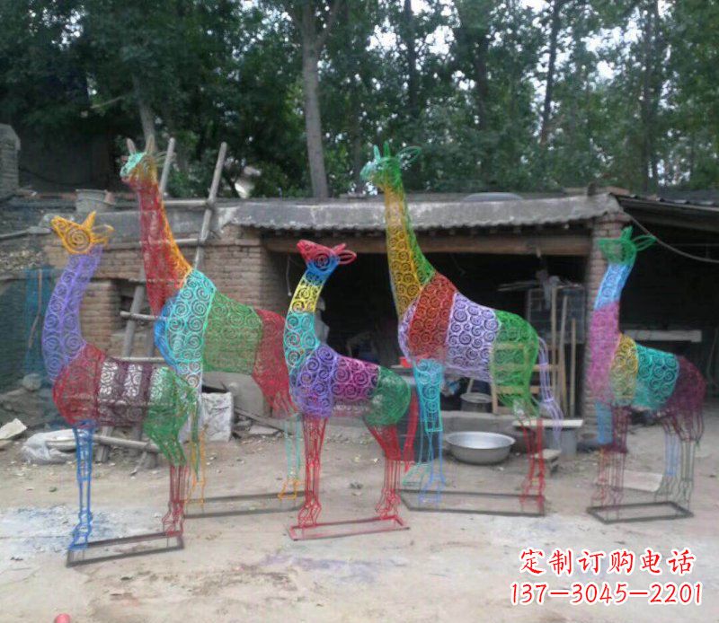 贵阳彩色不锈钢镂空长颈鹿雕塑它的美丽