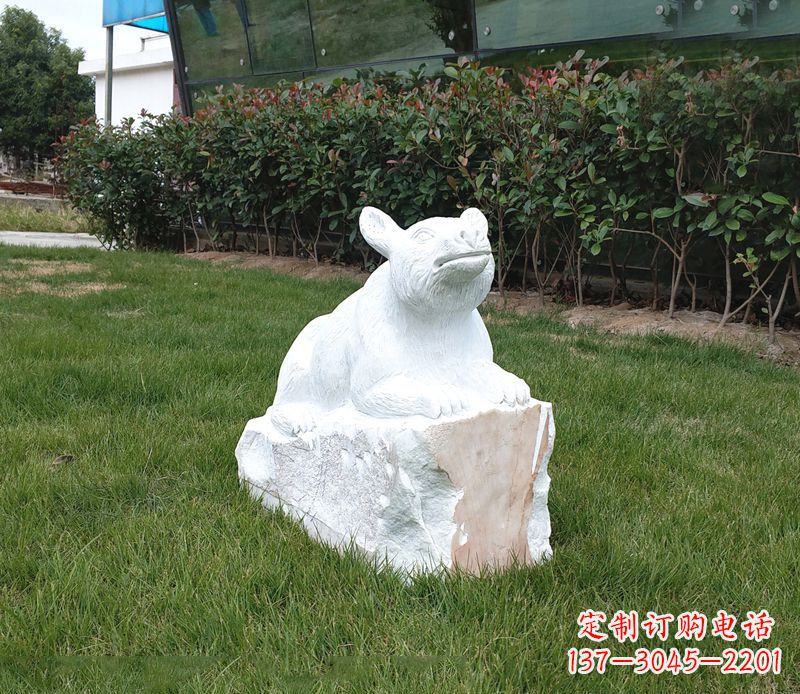 贵阳草丛之灵狗熊石雕
