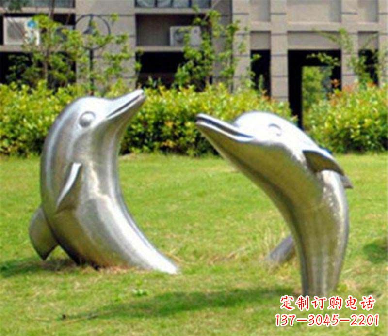 贵阳海豚雕塑草坪上的精美装饰