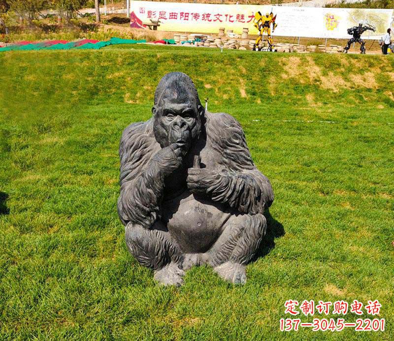 贵阳猩猩雕塑——草坪猩猩公园的艺术精品