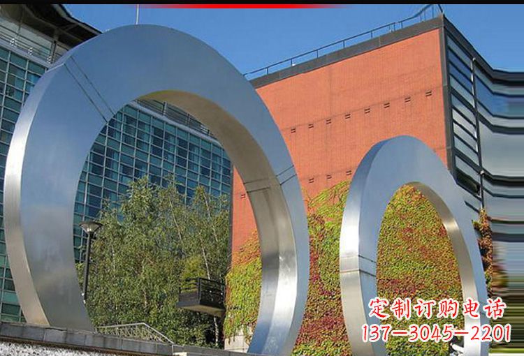 贵阳城市空间里的不锈钢圆环雕塑