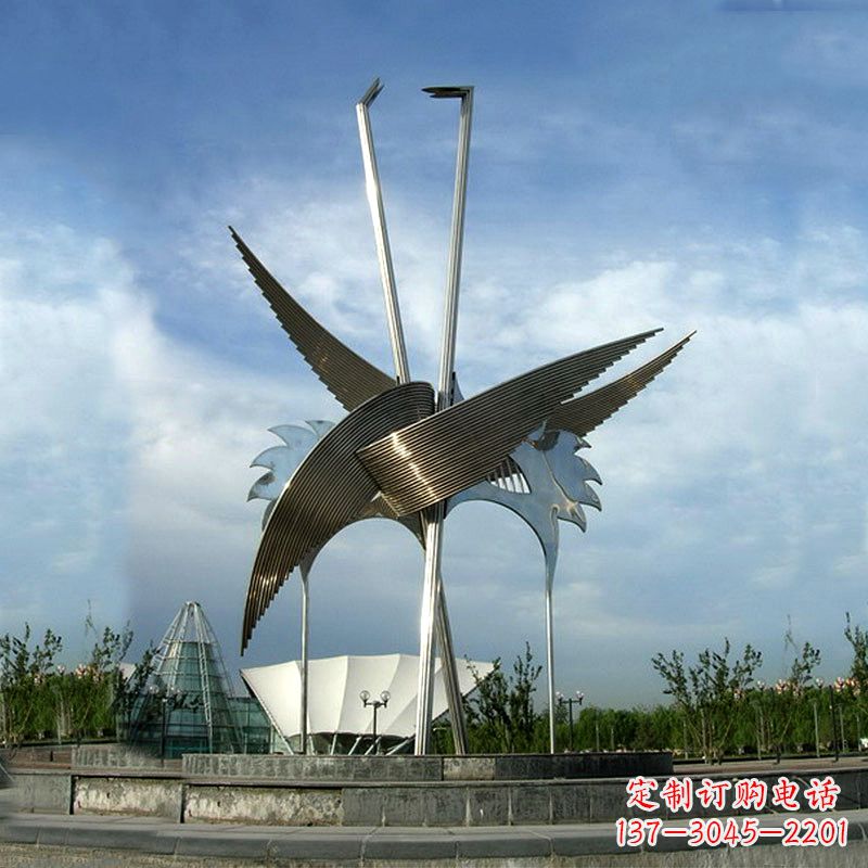 贵阳城市广场精美仙鹤雕塑