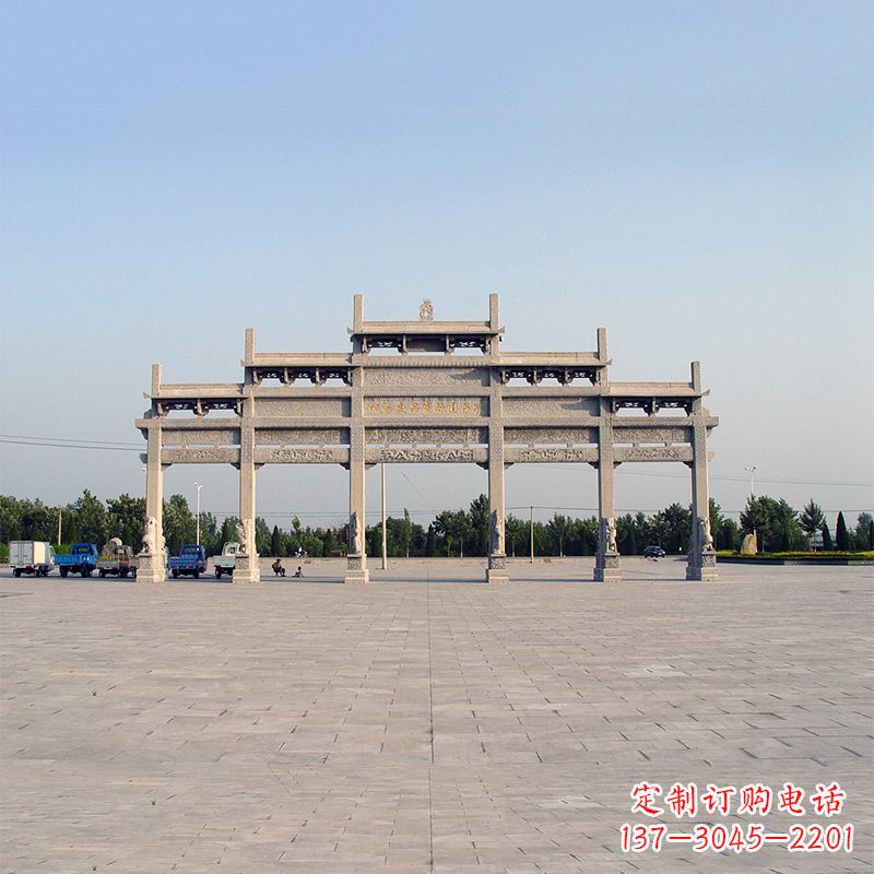 贵阳精美石雕牌坊点缀城市广场