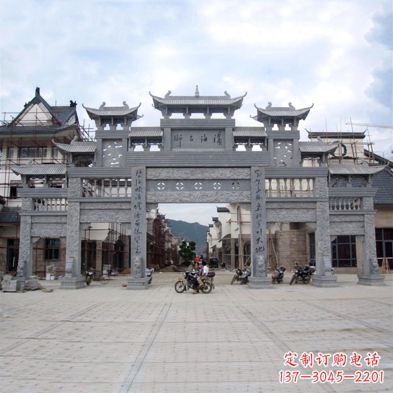 贵阳城市街道五门石雕牌坊