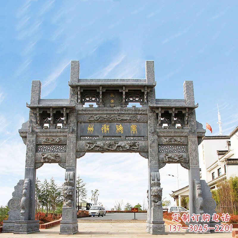 贵阳城市园林中精美的牌坊雕塑